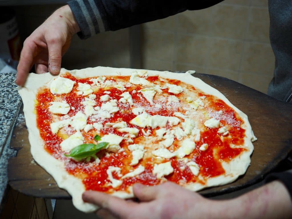 Manger une pizza à Naples
