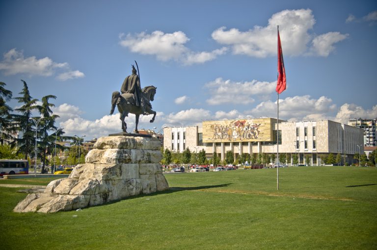 Visiter la Place Skanderbeg