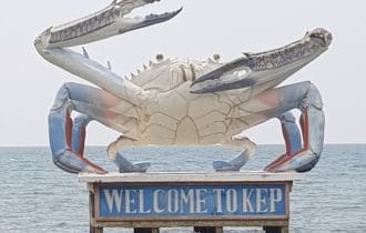La statue du crabe aux pinces bleues à Kep: